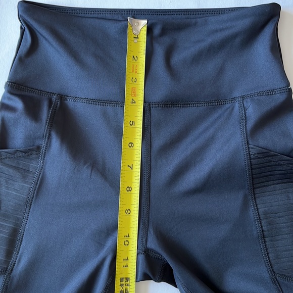 Mesh Pocket Crop Leggings - Picture 10 of 11